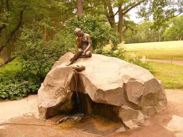 Девушка с кувшином